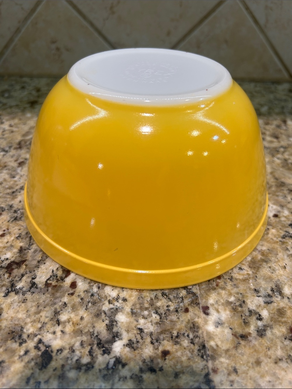 Pyrex 402 1 1/2 Quart mixing bowl yellow - Picture 2 of 6